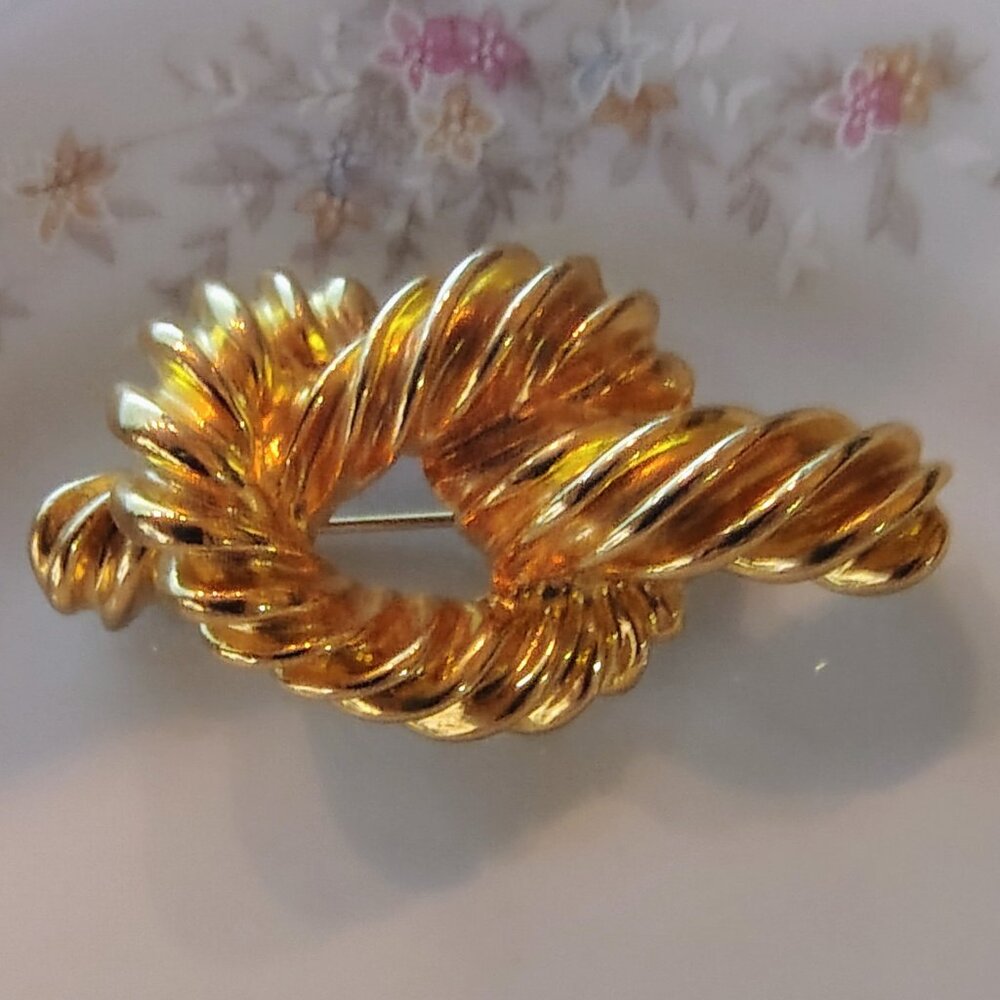 Vintage Carolee Love Knot Bow Shiny Bright Gold Tone Brooch Pristine